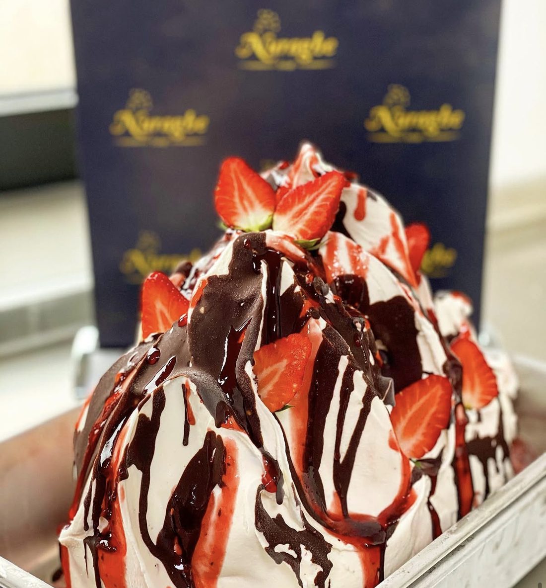 Erdbeer-Eisbecher mit Schokosauce