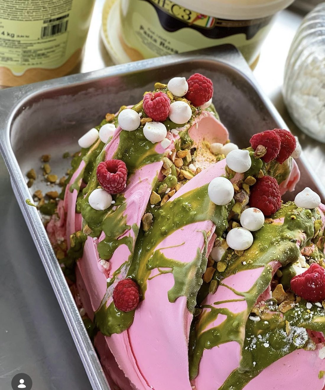 Rosen-Pistazien-Eis mit Himbeeren