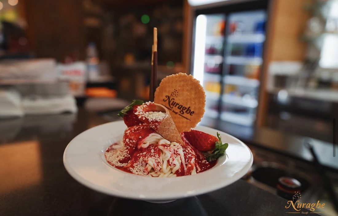 Spaghetti-Eis mit Erdbeersauce