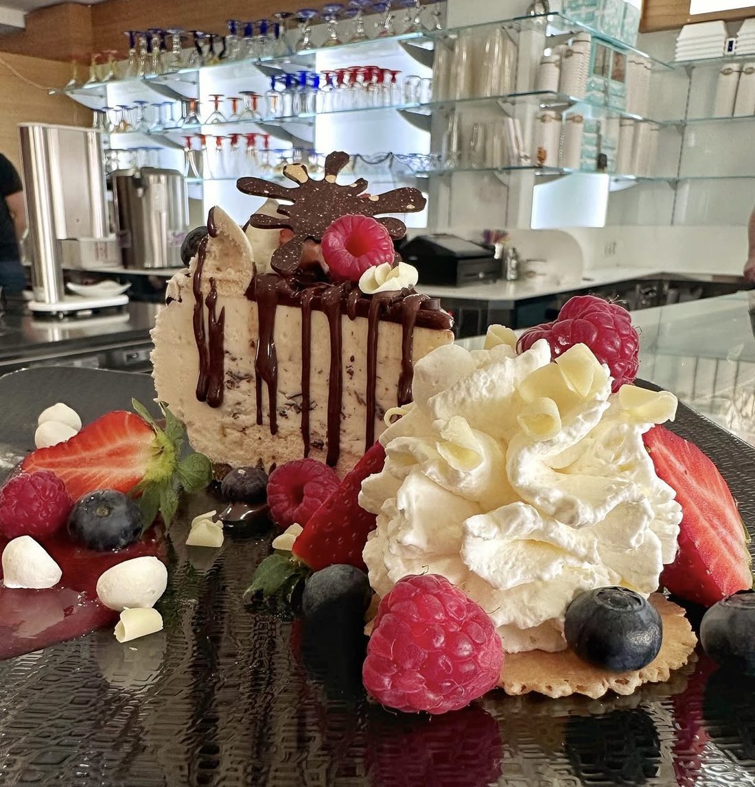 Hausgemachte Eistorte mit Beeren
